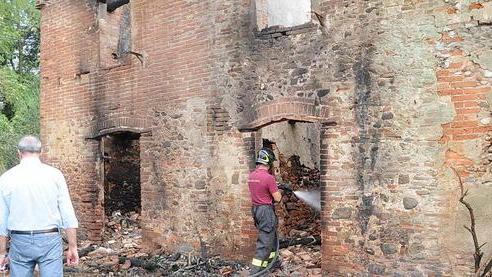 Rogo devasta la casa dell’anziana perpetua ora la ospita il prete