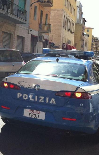 A 88 anni cerca di sfondare l’uscio dei vicini con le forbici