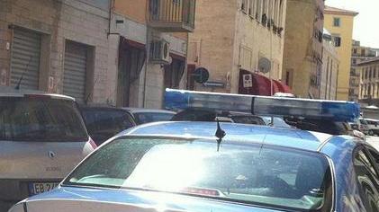 A 88 anni cerca di sfondare l’uscio dei vicini con le forbici