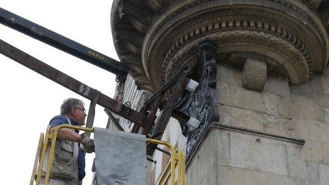 Torna al suo posto in Duomo il capitello bronzeo di Donatello