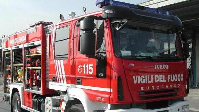 Raffiche di vento fino a 23 metri al secondo, rami spezzati e un’auto sfasciata a Carrara