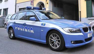 Sfonda la porta e cerca di stuprarla 