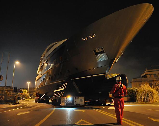 Spettacolare trasporto notturno fino al porto per il grande yacht Achilles di Sanlorenzo 