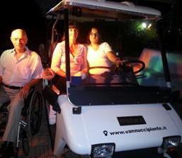 Per i disabili dell’Apr una nuova golf car da Vannucci Piante 
