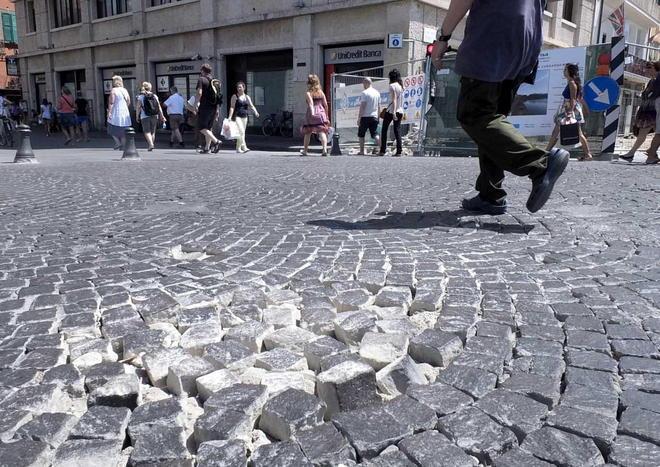 I sanpietrini spariranno anche dal ponte di Mezzo 