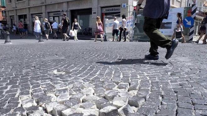 I sanpietrini spariranno anche dal ponte di Mezzo