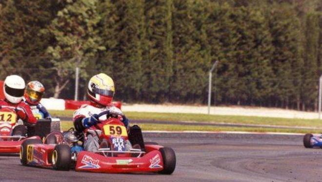 La passione per le corse sbocciata col kart, i riconoscimenti, il team, la fine