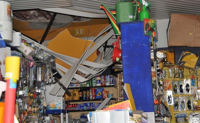 Crolla il controsoffitto di un negozio del centro 
