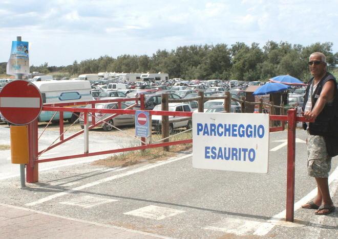 Parcheggi che scoppiano e viabilità paralizzata 