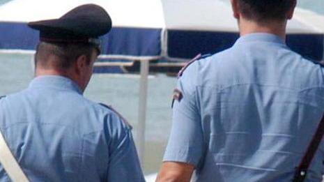 Arrestato sulla spiaggia dopo il furto di un portafogli