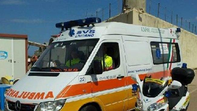 Scivola sugli scogli e batte la testa