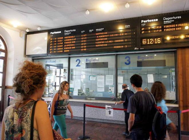 Pendolari come sardine su treni spesso in ritardo 
