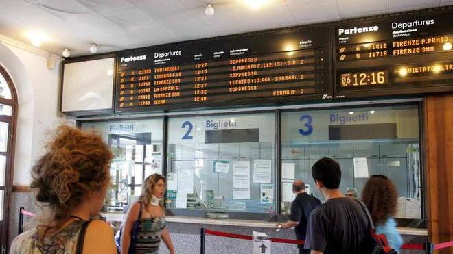 Pendolari come sardine su treni spesso in ritardo