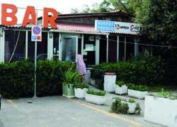 Picchiati e rapinati alla chiusura del bar 