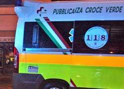 Si infilza con un coltello, grave macellaio 