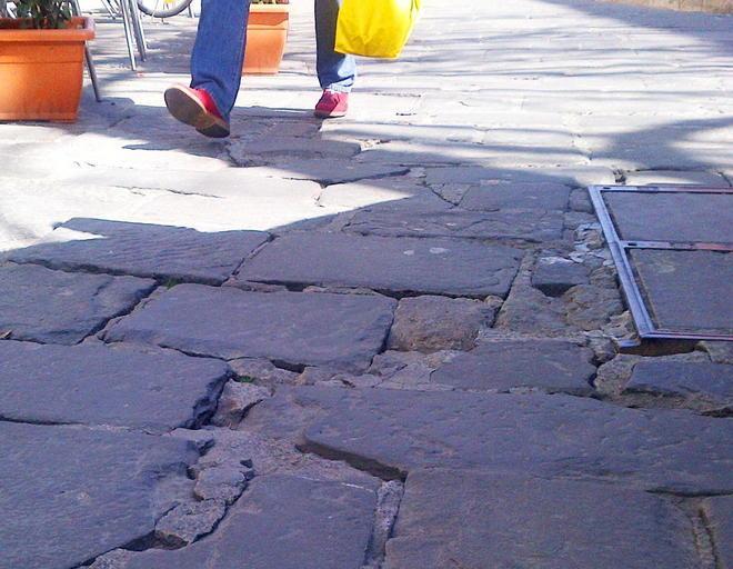 Pietre rotte e guano nel salotto buono 