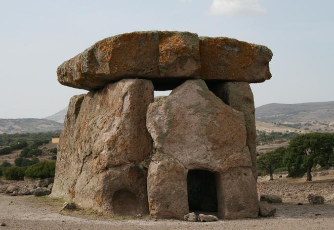 Il dolmen Sa Coveccada, misterioso gigante di trachite 