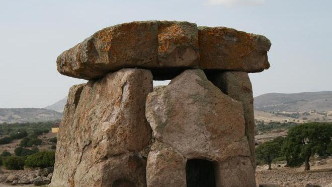 Il dolmen Sa Coveccada, misterioso gigante di trachite 