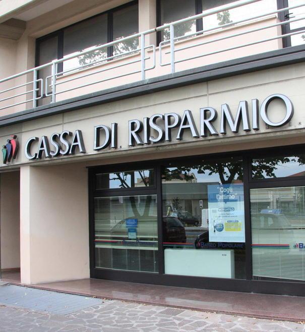Rapina a pochi passi dal commissariato 