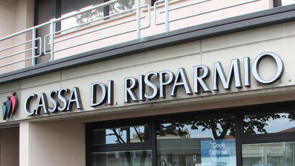 Rapina a pochi passi dal commissariato
