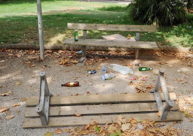 Panchine rotte e sporcizia in piazza Dante 