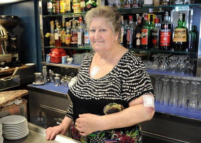 Picchiati e rapinati alla chiusura del bar 