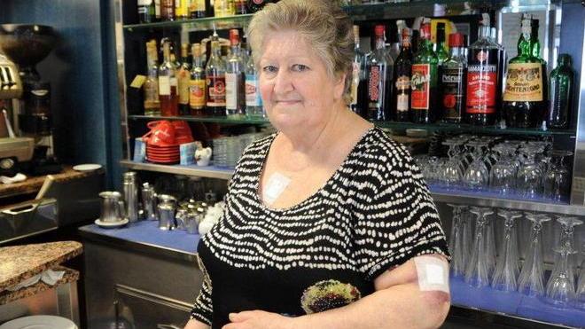 Picchiati e rapinati alla chiusura del bar