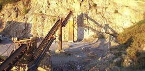 Soffocati dalla polvere dei camion della cava