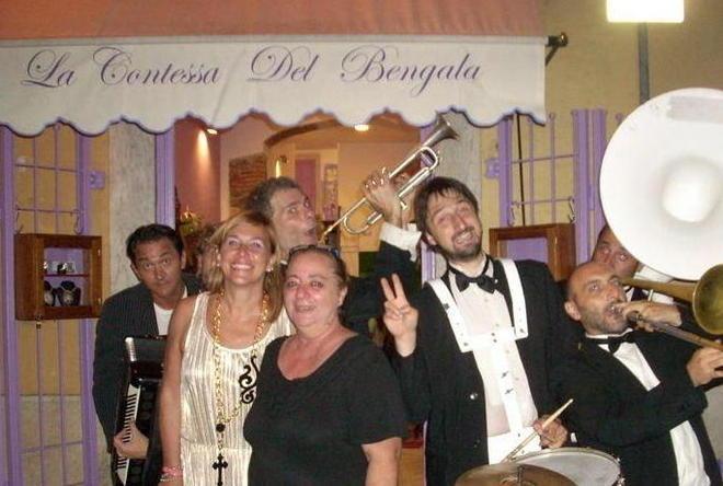 E per la nuova boutique arriva la banda