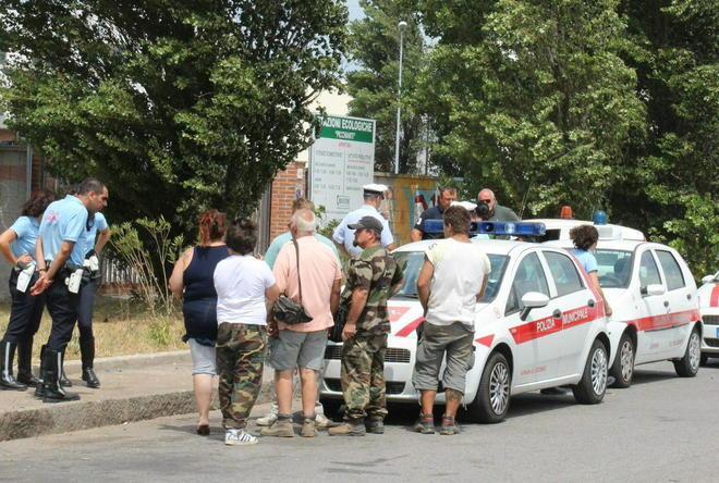 Sequestrati i mezzi dei cenciai 