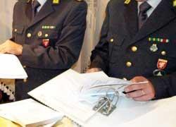 Una vita tra auto di lusso e ville, ma dichiara 30mila euro: denunciato 