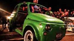 Marco uomo di ferro con una Fiat 500 caricata sulle spalle