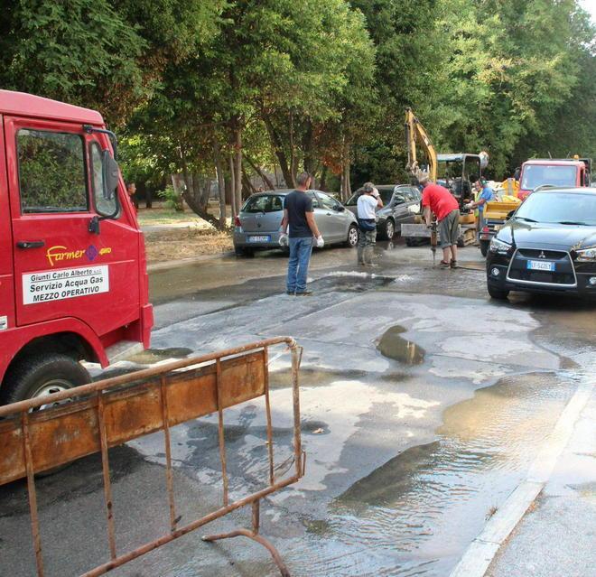 Si rompe un tubo dell’acquedotto, Via Goito rimane senz’acqua 