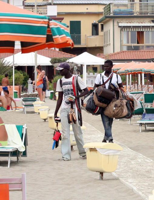 Compra una borsetta contraffatta, multata di 200 euro 