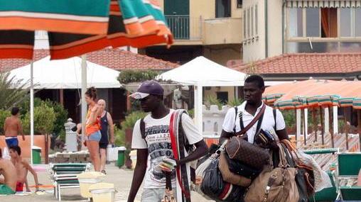 Compra una borsetta contraffatta, multata di 200 euro