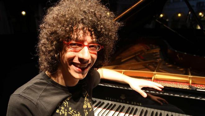 Allevi in piazza, la magia del piano sulla Francigena