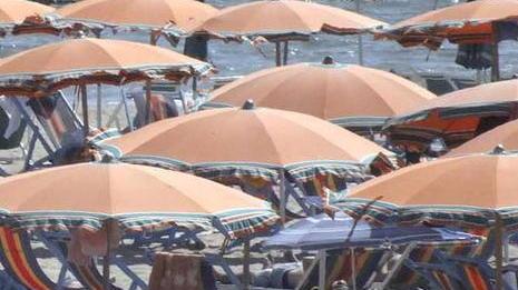 Nei bagni di Tirrenia raffica di furti sotto l’ombrellone