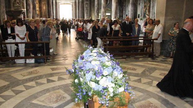Fiori biancocelesti per Romano