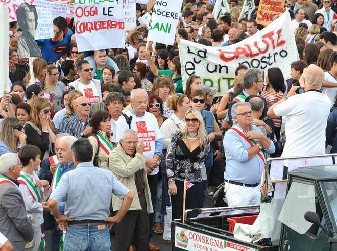 Fiaccolata per difendere la sanità elbana 