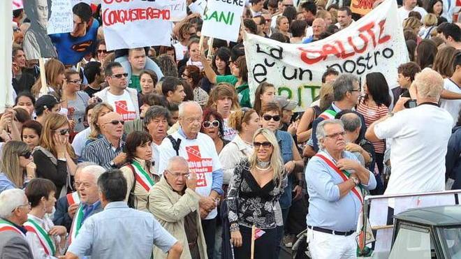 Fiaccolata per difendere la sanità elbana