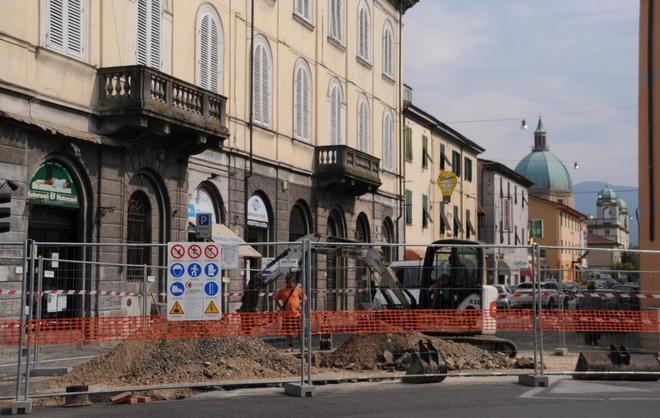 Il cantiere si sposta: chiusa per lavori via di Tiglio 