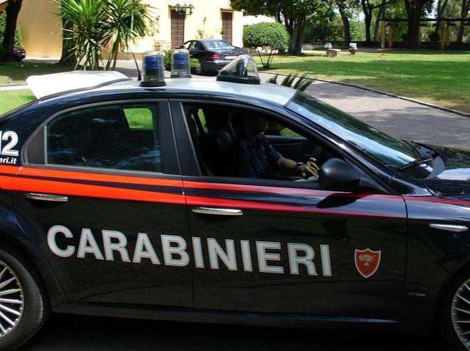 Rubano tre carte di identità, denunciati 