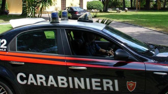 Rubano tre carte di identità, denunciati