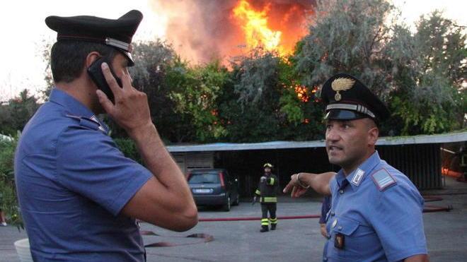 Incendia capanno e trattore per vendetta: denunciato