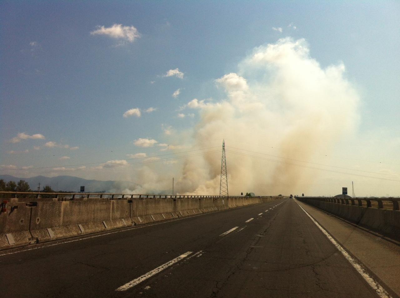 Incendio in un terreno all'interporto, in fumo due ettari 