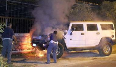 Massa, a fuoco un Hummer in via Repubblica 