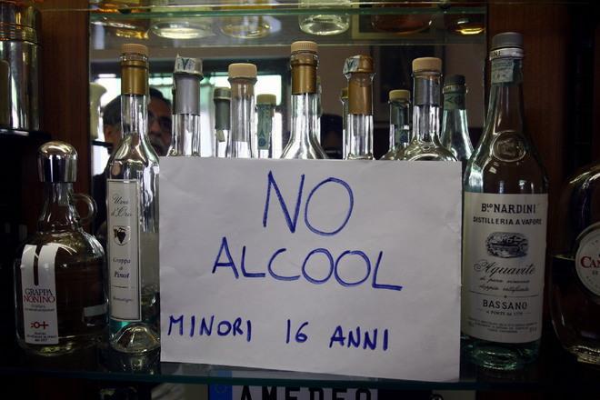 Vendeva alcol ai minorenni, denunciato titolare di un bar 