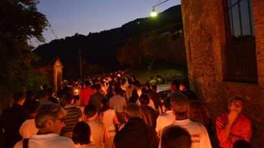 Oltre mille persone alla fiaccolata per Valerio e Daniela