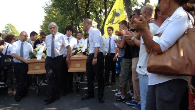 Forte dei Marmi, folla e motori per i funerali di Valerio e Daniela