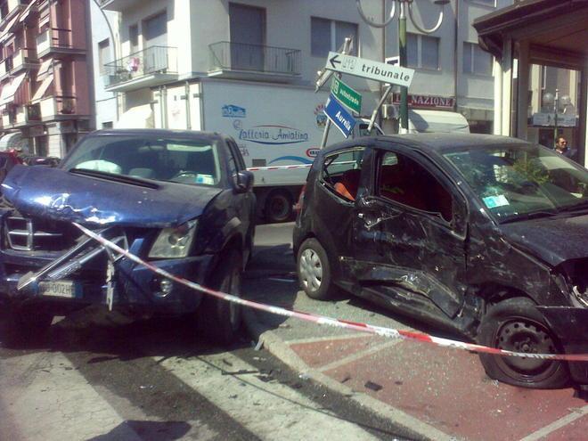 Incidente stradale, donna incinta ricoverata in coma 